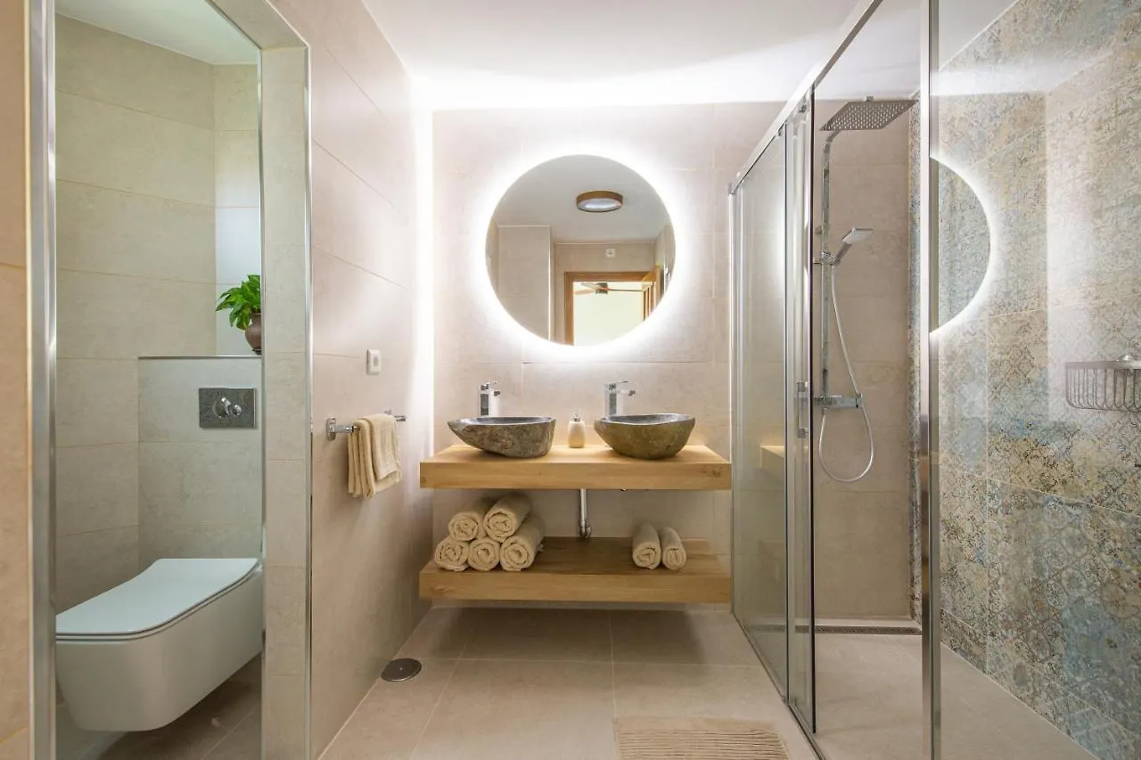 Villa Close To The Beach. 米哈斯