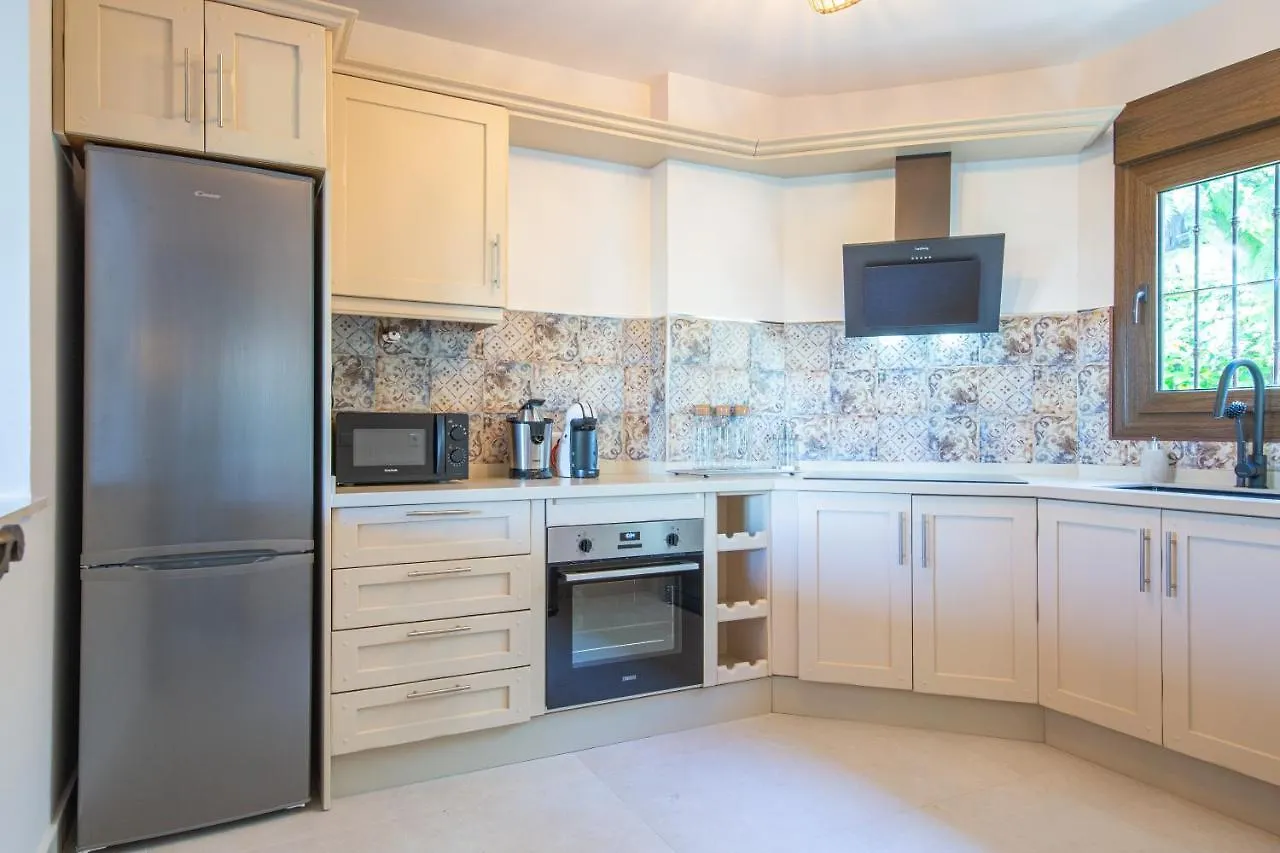 Villa Close To The Beach. 米哈斯